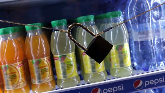 Фото - Coca-Cola и PepsiCo сменят названия своих холодильников в магазинах РФ